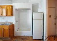 Διαμέρισμα με ντουζιέρα μέσα στην κουζίνα νοικιάστηκε για 1.464 ευρώ [pics]