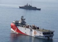 Ελληνοτουρκικά: Αγκυροβολημένο στην Αττάλεια το Oruc Reis – Μαζί και δύο φρεγάτες