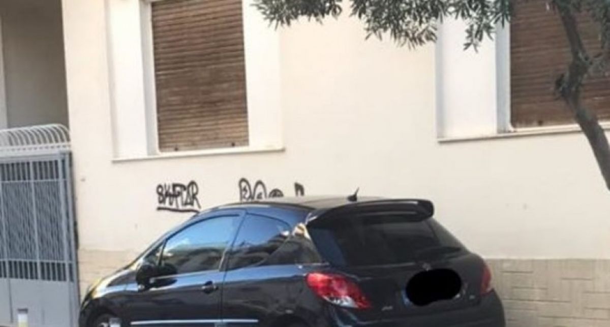 Κανείς δεν μπορεί να εξηγήσει πως πάρκαρε εκεί το αυτοκίνητό του ο Ελληνάρας ιδιοκτήτης του