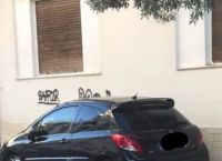 Κανείς δεν μπορεί να εξηγήσει πως πάρκαρε εκεί το αυτοκίνητό του ο Ελληνάρας ιδιοκτήτης του Κανείς δεν μπορεί να εξηγήσει πως πάρκαρε εκεί το αυτοκίνητό του ο Ελληνάρας ιδιοκτήτης του