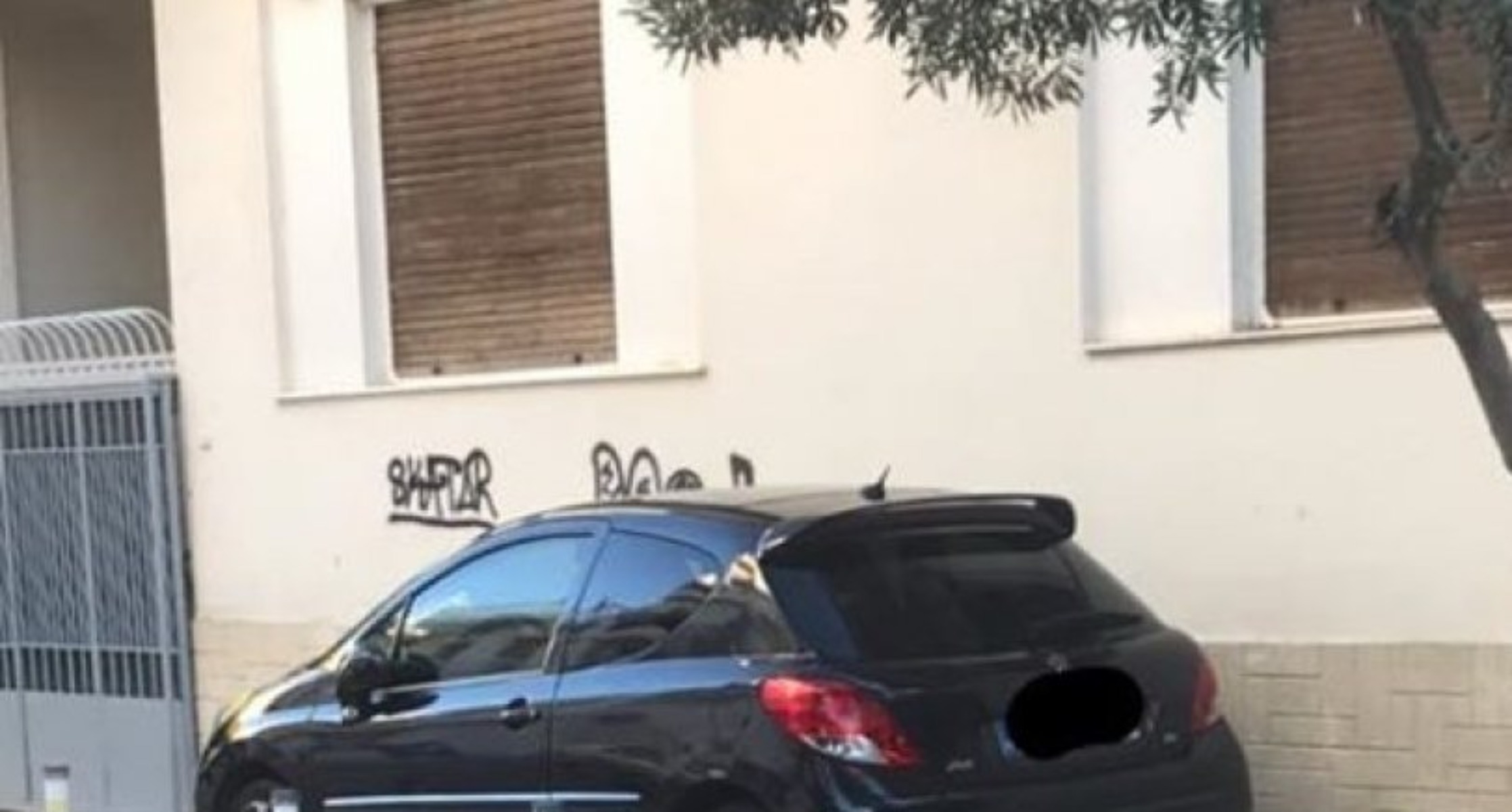 Κανείς δεν μπορεί να εξηγήσει πως πάρκαρε εκεί το αυτοκίνητό του ο Ελληνάρας ιδιοκτήτης του