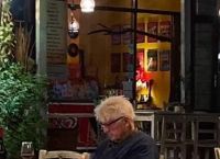 Πατέρας Μπόρις Τζόνσον: Μόνος του για μεζέδες σε ταβέρνα στο Πήλιο ο Στάνλεϊ [pic]