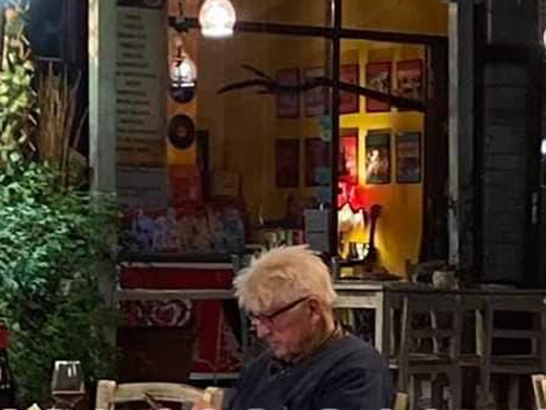 Πατέρας Μπόρις Τζόνσον: Μόνος του για μεζέδες σε ταβέρνα στο Πήλιο ο Στάνλεϊ [pic]