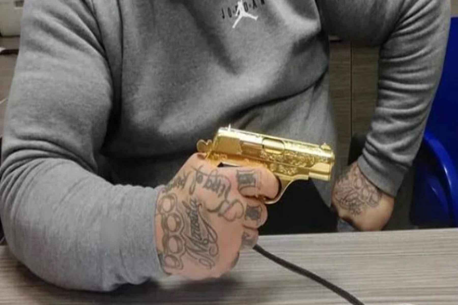 Κύκλωμα εκβιαστών: Φωτογραφικά ντοκουμέντα από τα μέλη – Πόζες με πιστόλια και αλεξίσφαιρα