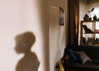 Πώς να αφαιρέσω την κιτρινίλα από τους διακόπτες