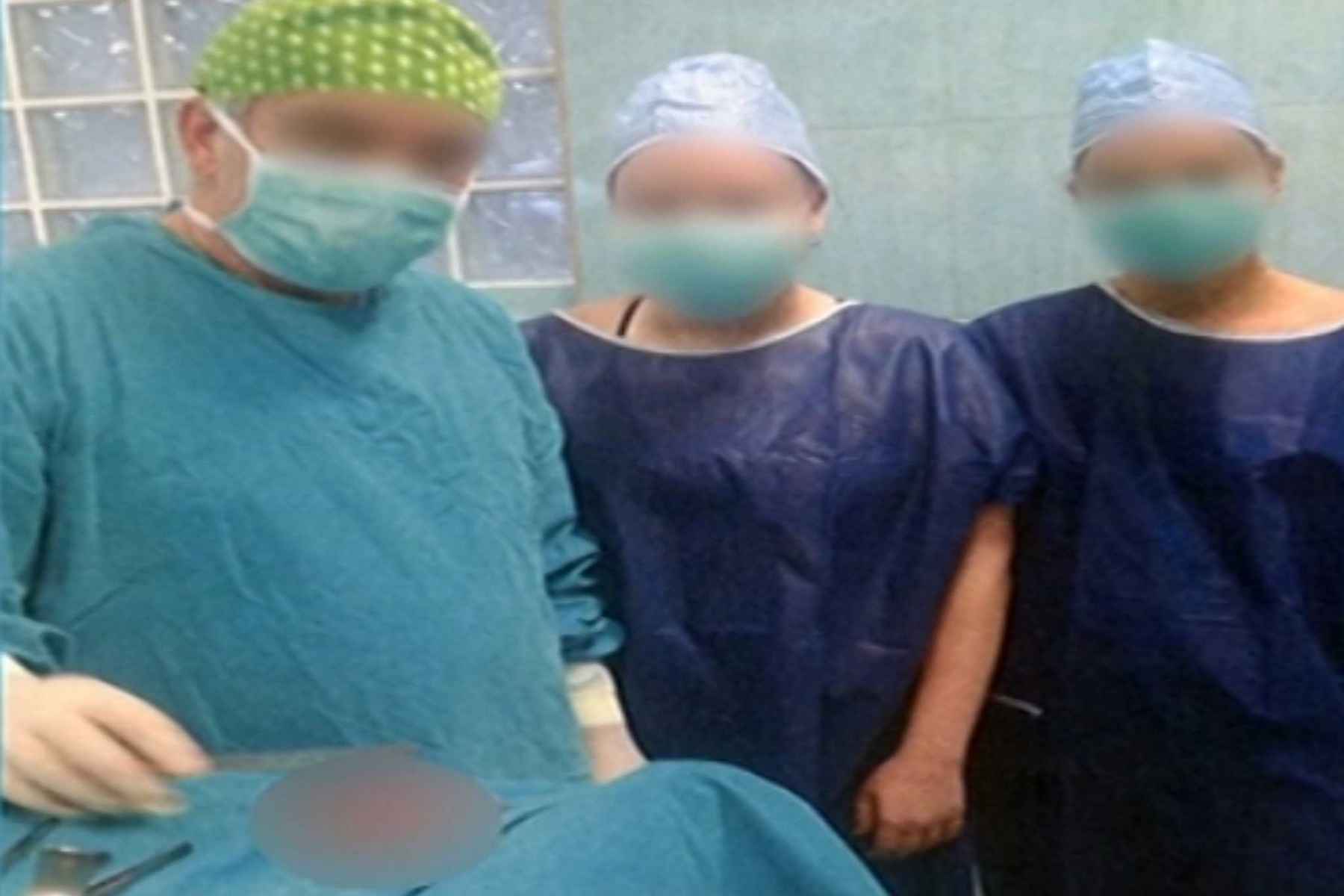 Ψευτογιατρός: Φωτογραφία ντοκουμέντο – Ο 47χρονος μέσα στο χειρουργείο