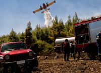 Φωτιά Πέραμα: Περιορίζεται η πυρκαγιά που καίει δασική έκταση