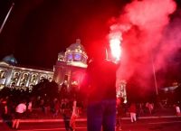 Σερβία κορωνοϊός: Εισβολή διαδηλωτών στο κοινοβούλιο – Αντιδρούν στην απαγόρευση συναθροίσεων