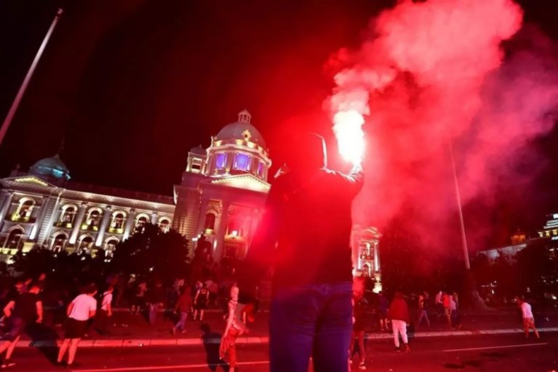Σερβία κορωνοϊός: Εισβολή διαδηλωτών στο κοινοβούλιο – Αντιδρούν στην απαγόρευση συναθροίσεων