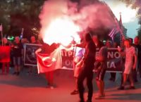 Επεισόδια – Έκαψαν την τουρκική σημαία έξω από το τουρκικό προξενείο Επεισόδια – Έκαψαν την τουρκική σημαία έξω από το τουρκικό προξενείο
