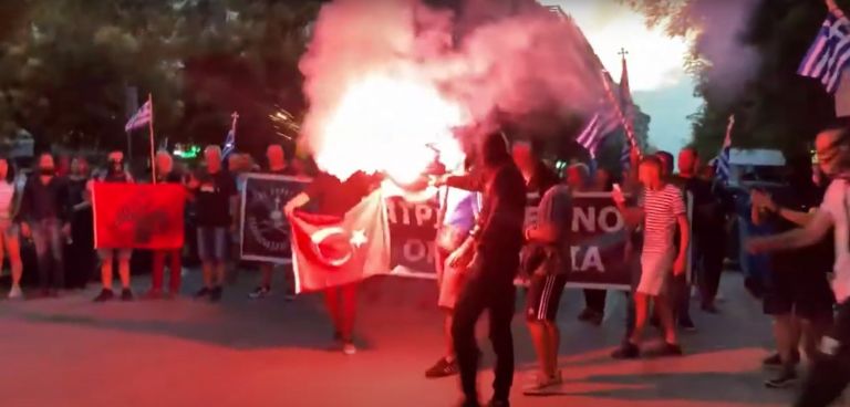 Επεισόδια – Έκαψαν την τουρκική σημαία έξω από το τουρκικό προξενείο