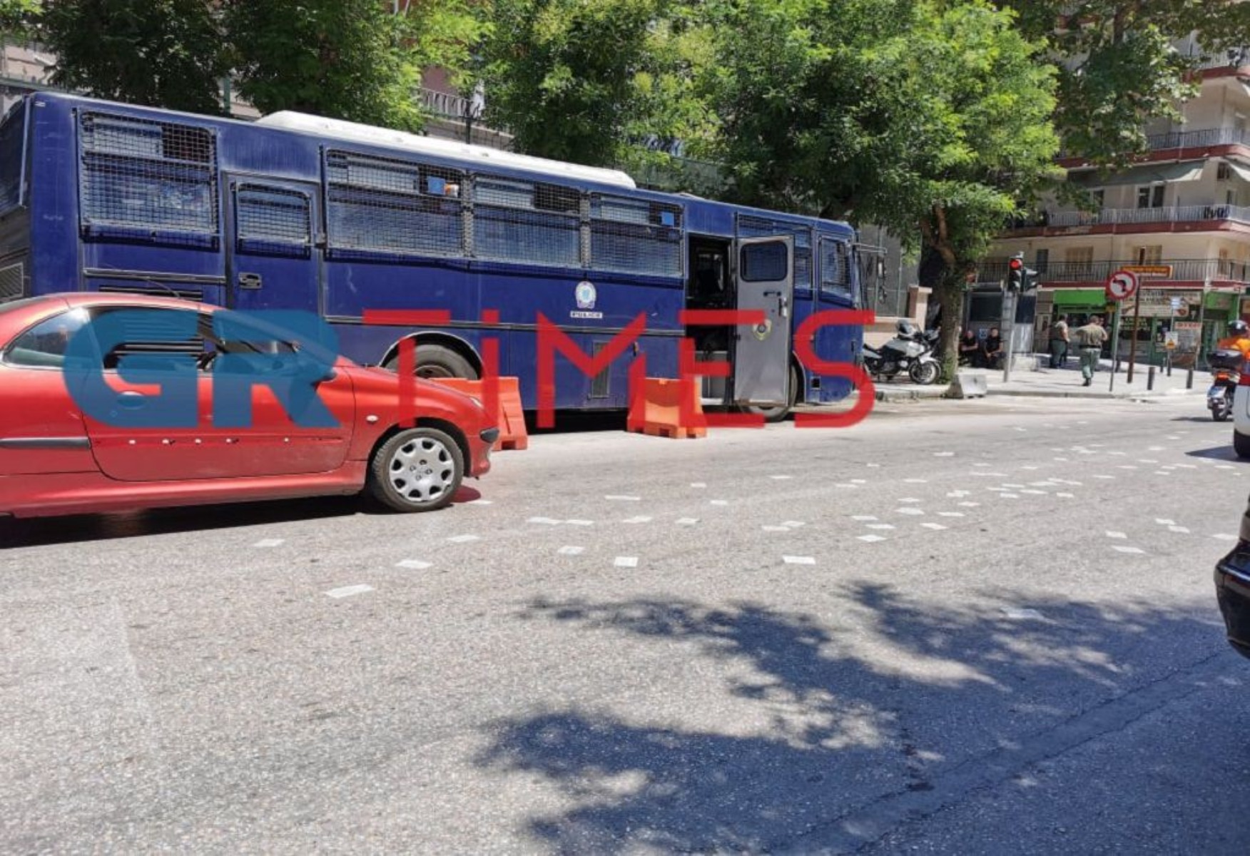 Αντιεξουσιαστές τουρκικό προξενείο: Παρέμβαση με τρικάκια – Σήμανε συναγερμός στην Αστυνομία