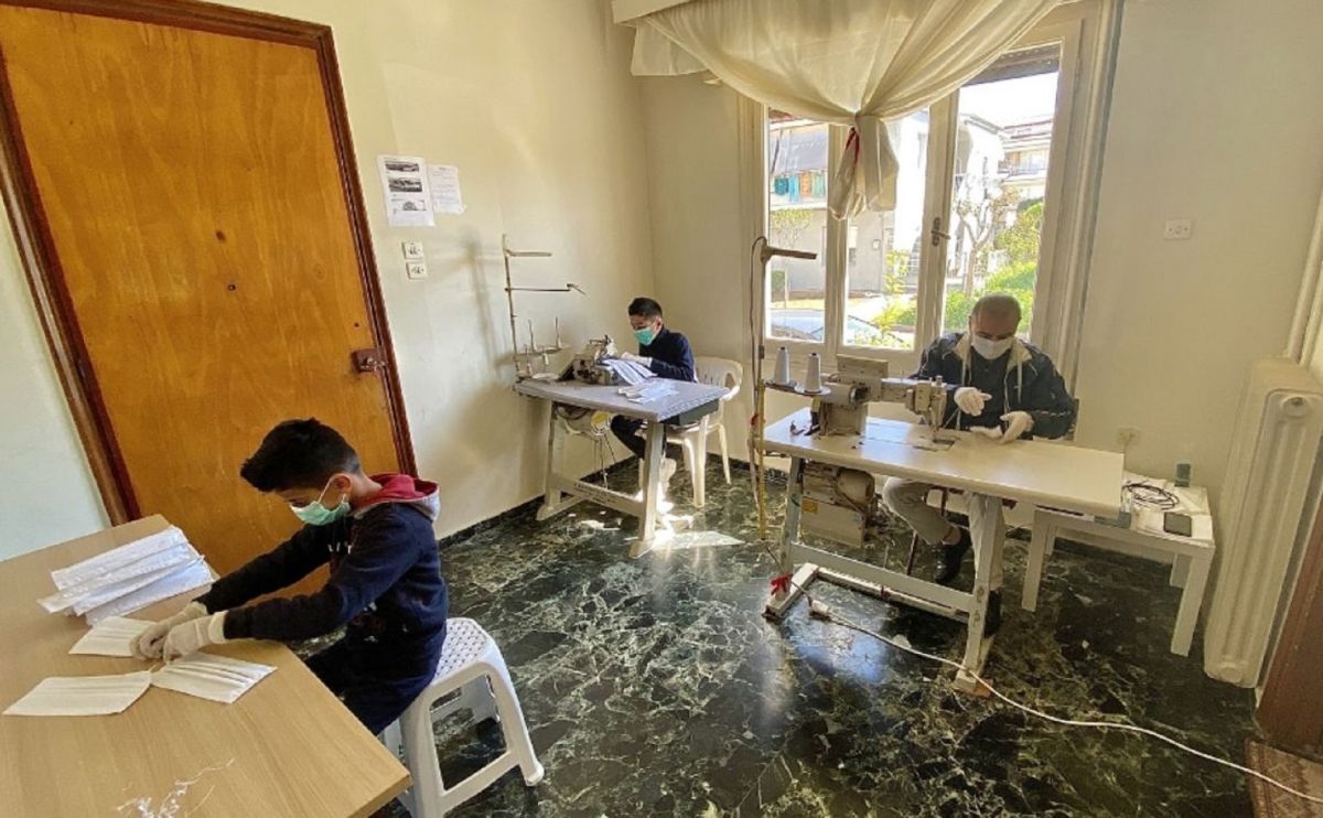Αυτή η οικογένεια προσφύγων φτιάχνει μάσκες για την αντιμετώπιση του κορωνοϊού στα Τρίκαλα