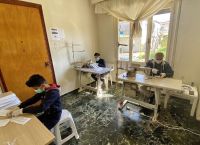 Αυτή η οικογένεια προσφύγων φτιάχνει μάσκες για την αντιμετώπιση του κορωνοϊού στα Τρίκαλα Αυτή η οικογένεια προσφύγων φτιάχνει μάσκες για την αντιμετώπιση του κορωνοϊού στα Τρίκαλα