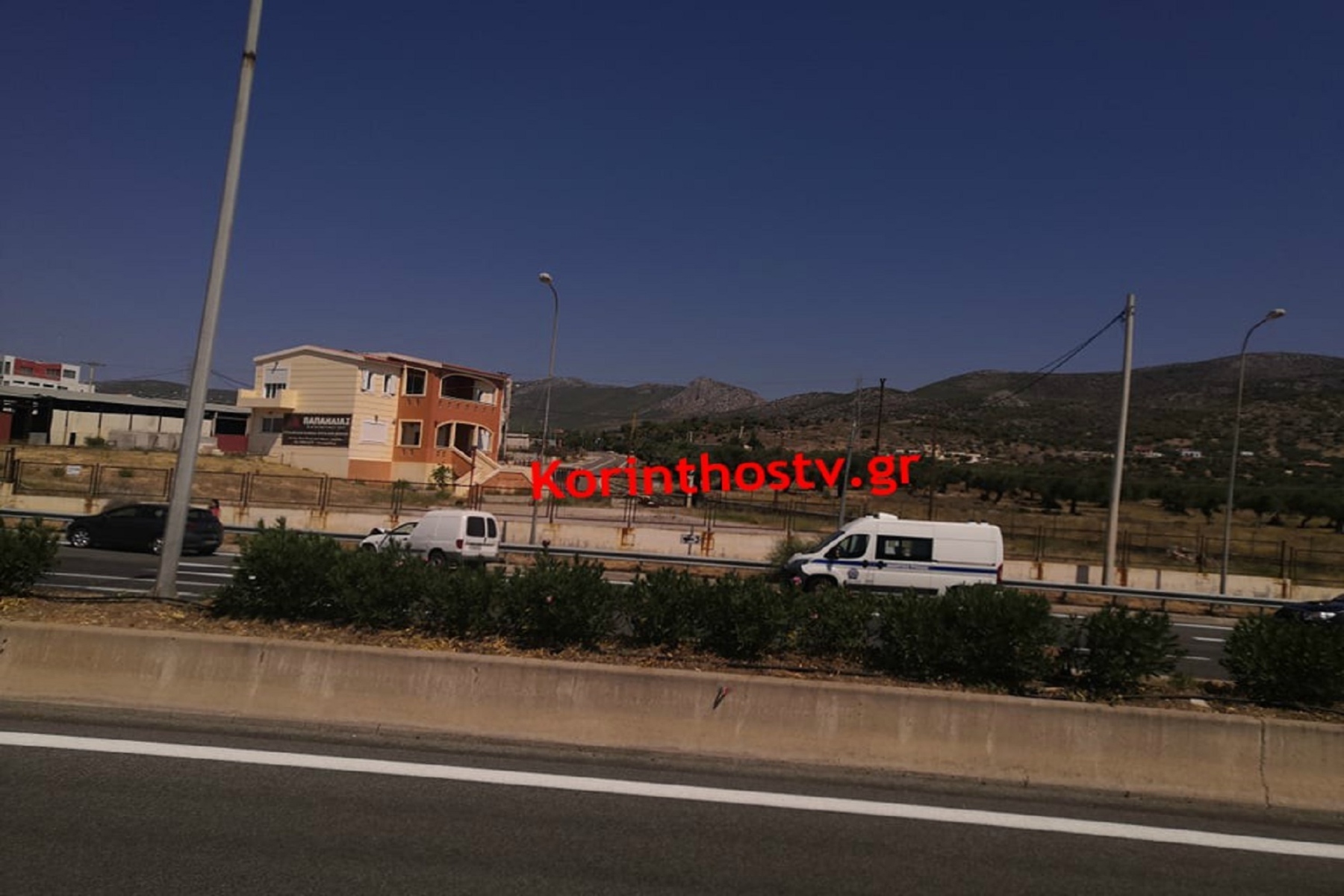 Αθηνών Κορίνθου τροχαίο: Τυλίχτηκε αυτοκίνητο στις φλόγες