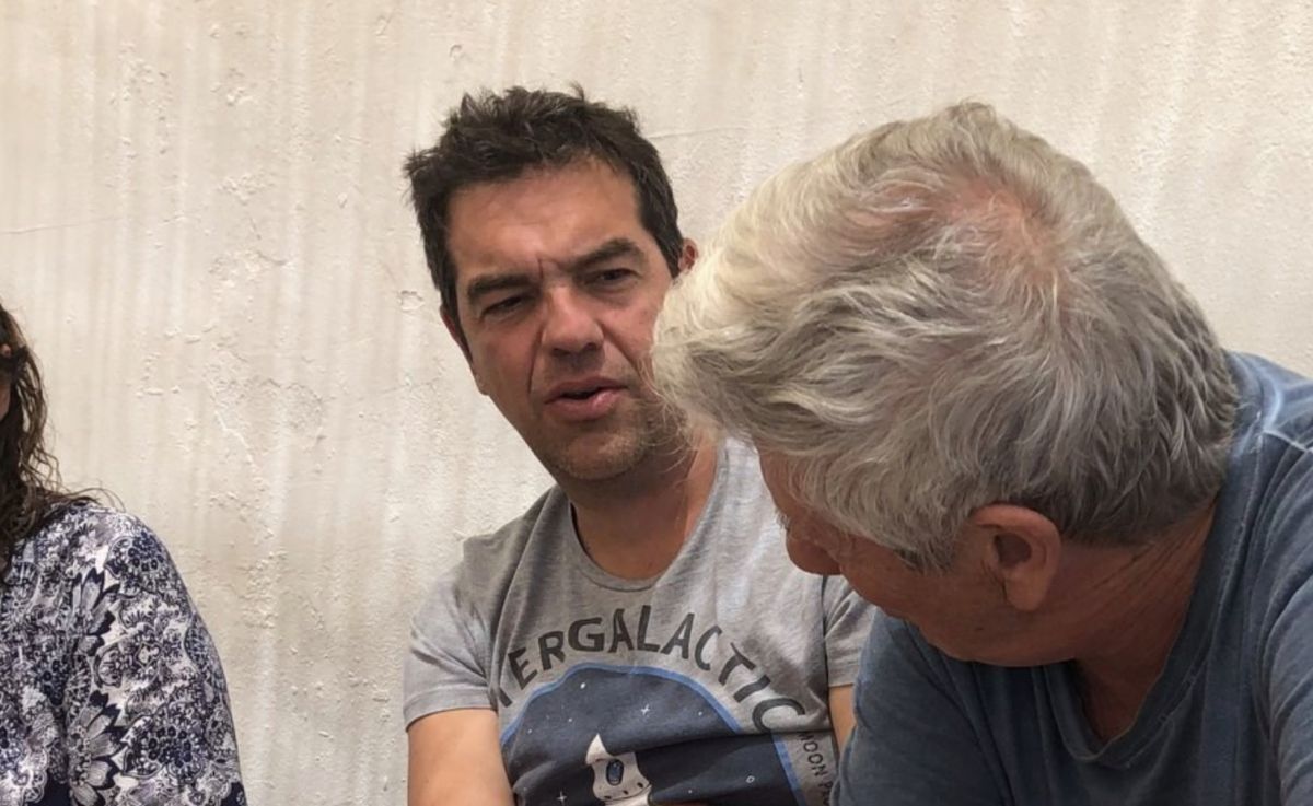 Τσίπρας «Κουλούρι»: Ο πρώην πρωθυπουργός διαβάζει για τις διακοπές του και «σκάει» στα γέλια