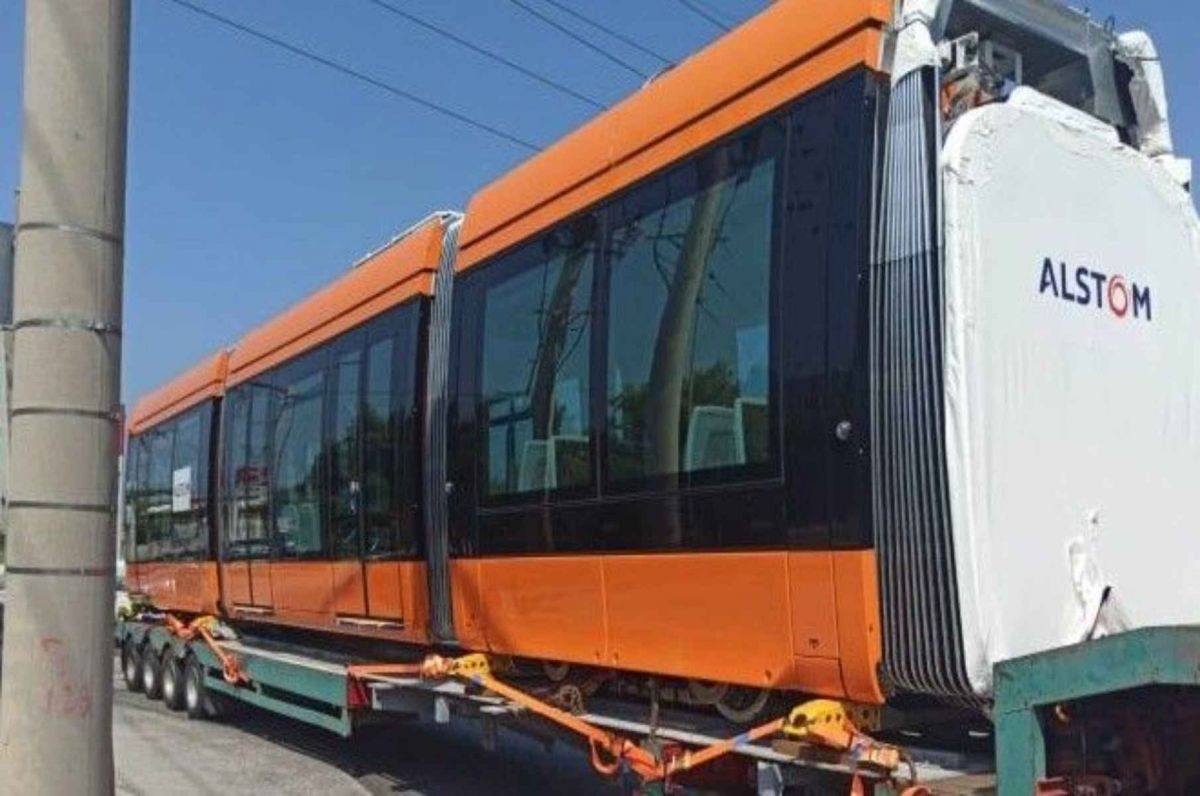 Αθήνα: Έφτασαν οι πρώτοι πορτοκαλί συρμοί τραμ στο κέντρο