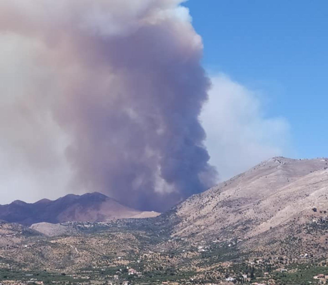 Φωτιά τώρα στη Μάνη: Έσπασε στα δύο το πύρινο μέτωπο – Απειλούνται οικισμοί