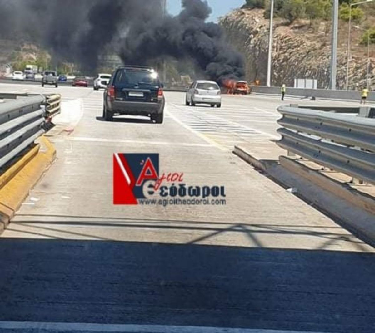 Φωτιά τώρα στην Εθνική: Στο ύψος των διοδίων της Ελευσίνας αυτοκίνητο τυλίχτηκε στις φλόγες