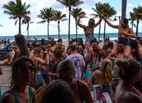 Μήνυμα ΠΟΥ κορωνοϊός: «Πρέπει πραγματικά να πάτε σε πάρτι» αναρωτιέται ο Οργανισμός