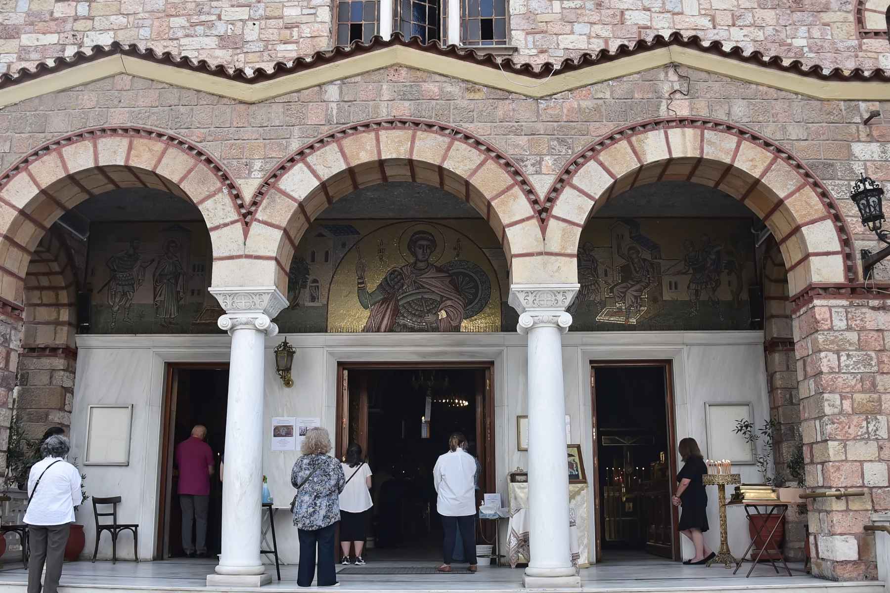 Μάσκα εκκλησία: Πιστή επιτέθηκε στους αστυνομικούς για το πρόστιμο που της υπέβαλαν