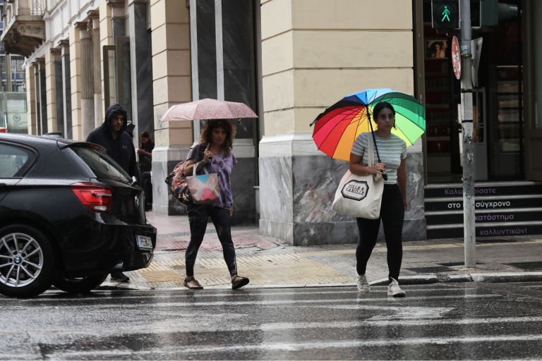 Καιρός σήμερα: Ως πότε θα μείνει η «Θάλεια» που εμφανίστηκε ήδη στην Αττική με βροχιές
