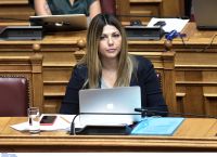Μάσκες στα σχολεία: «Πρώτα ενημέρωση, ύστερα κυρώσεις» λέει η Σοφία Ζαχαράκη
