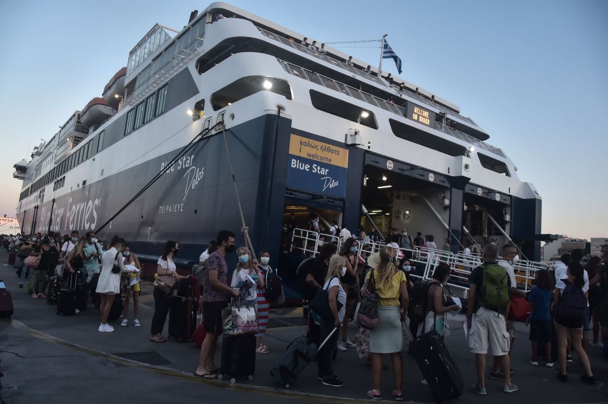 Δεκαπενταύγουστος κίνηση: Κορυφώνεται η έξοδος των εκδρομέων – Ουρές στα λιμάνια