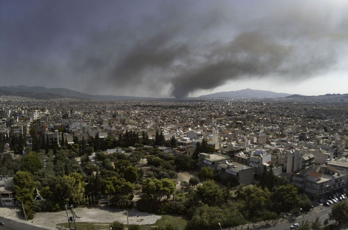 Δήμαρχος Μεταμόρφωσης: Να διερευνηθούν τα αίτια της πυρκαγιάς και να ελεγχθούν οι άδειες