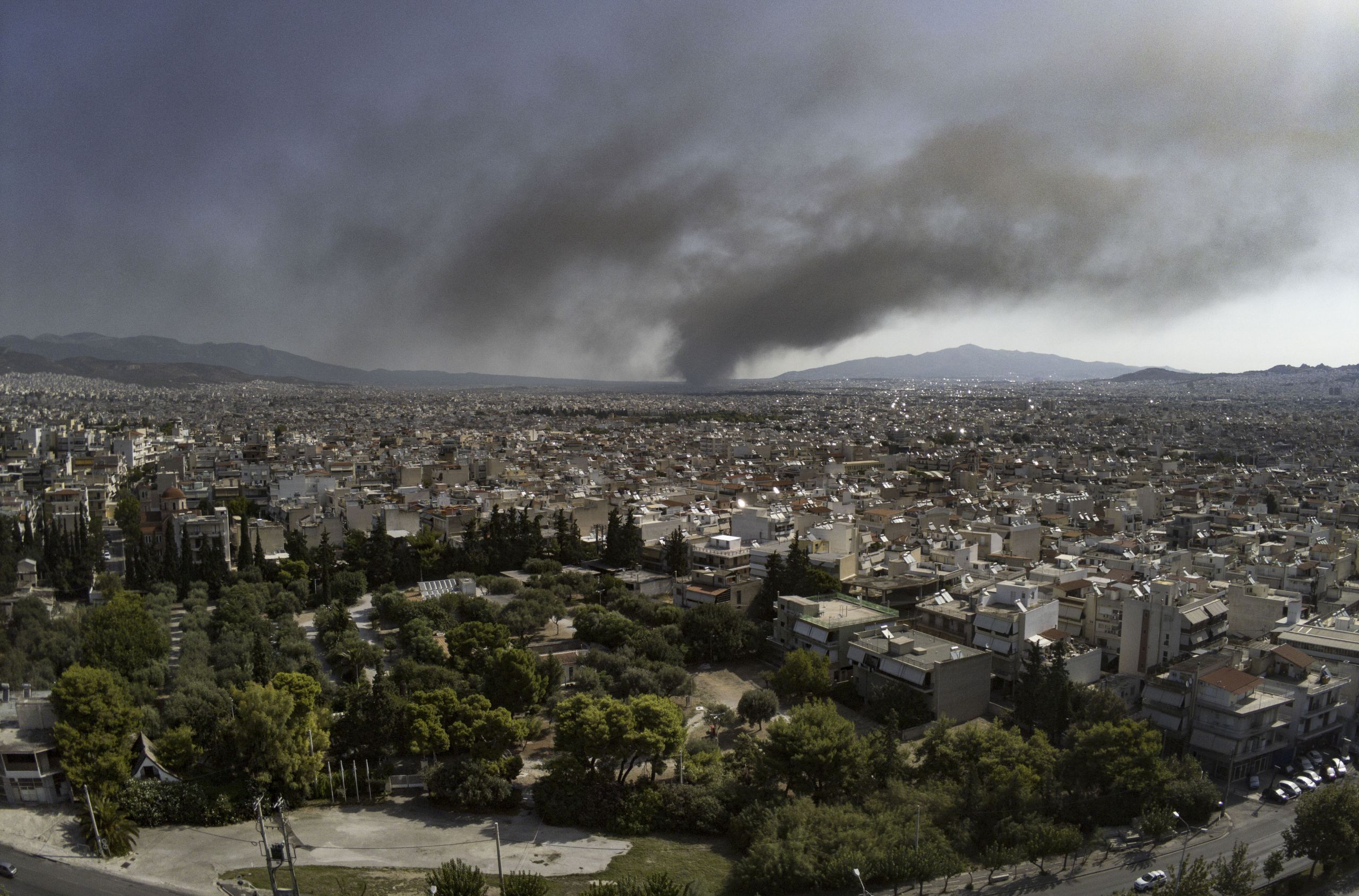Δήμαρχος Μεταμόρφωσης: Να διερευνηθούν τα αίτια της πυρκαγιάς και να ελεγχθούν οι άδειες