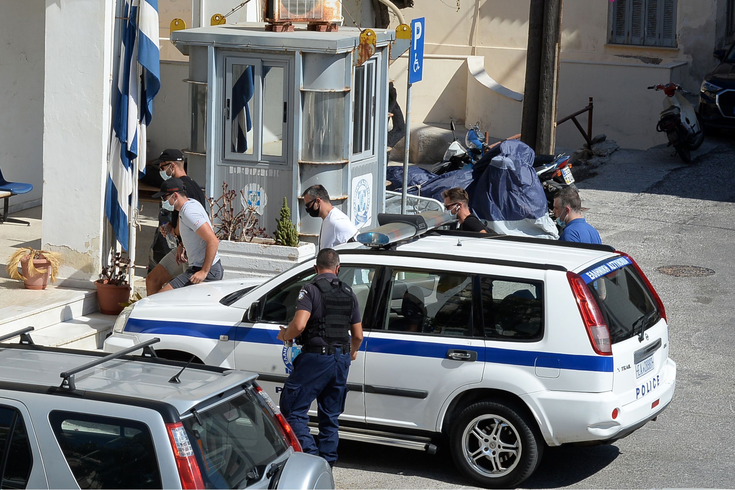 Χάρι Μαγκουάιρ: Αφέθηκε ελεύθερος – Πήρε προθεσμία να απολογηθεί