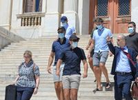 Χάρι Μαγκουάιρ Μύκονος: Ξεκίνησε η δίκη του ποδοσφαιριστή – Ισχυρίστηκε ότι οι αστυνομικοί τον χτύπησαν