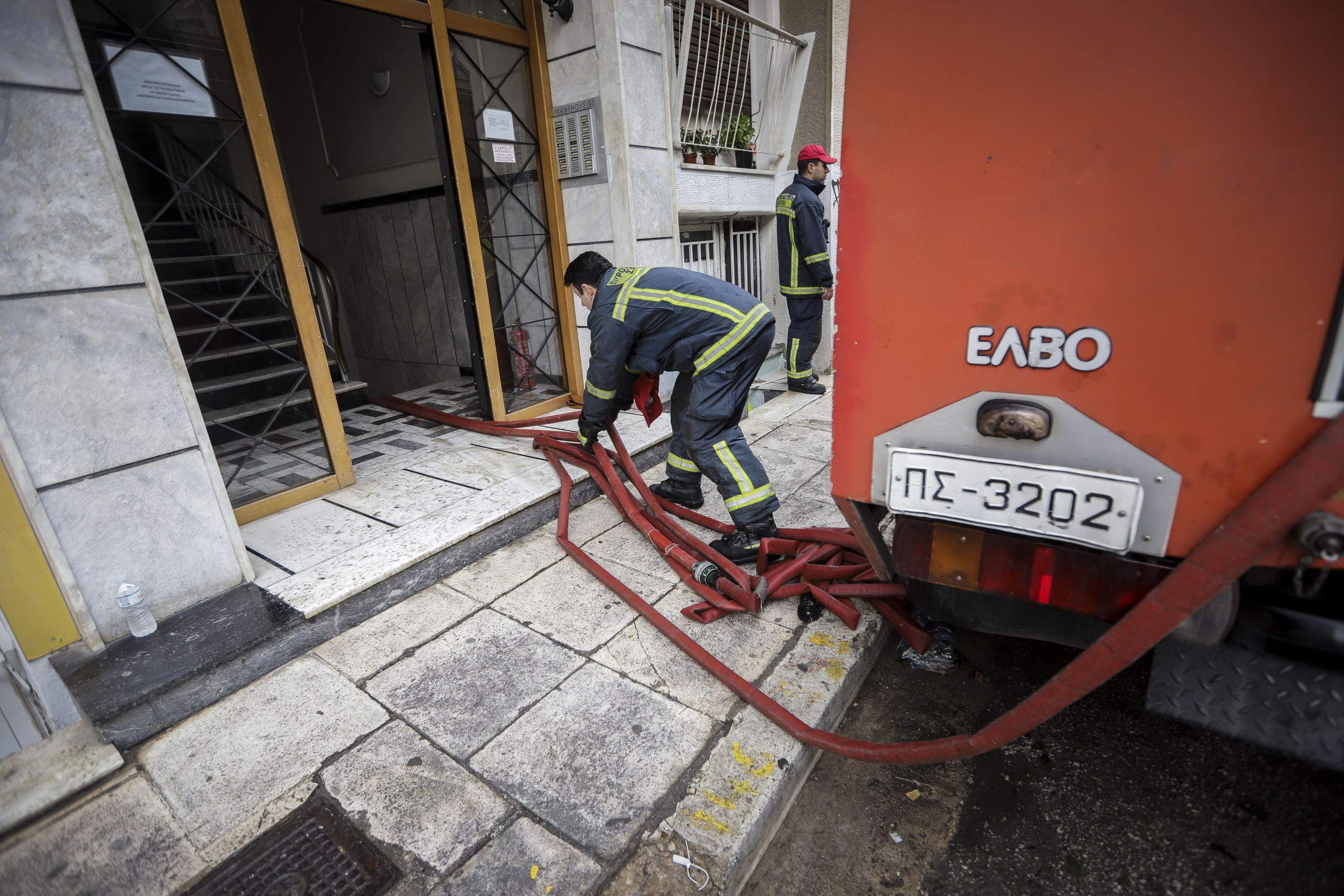 Φωτιά τώρα Νίκαια: Στους καπνούς πνίγηκε διαμέρισμα πρώτου ορόφου