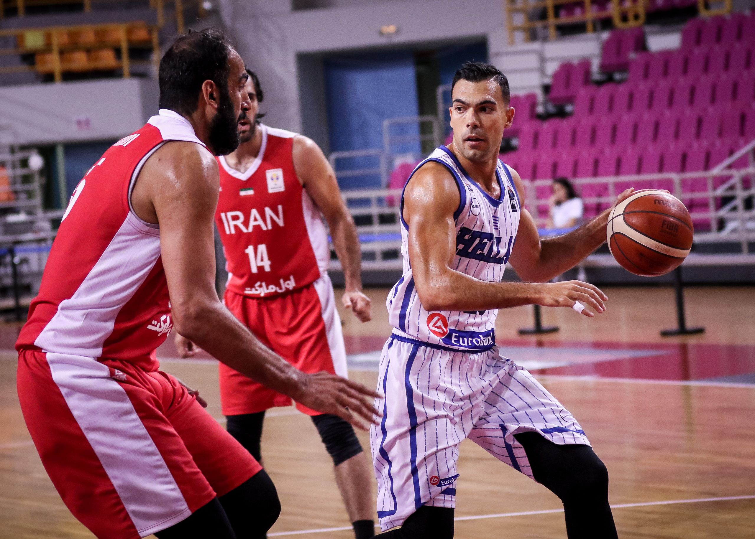 Σλούκας Μήλος: Στα καλύτερα του ο διεθνής γκαρντ – Απολαμβάνει τον ήλιο με πανέμορφη παρέα