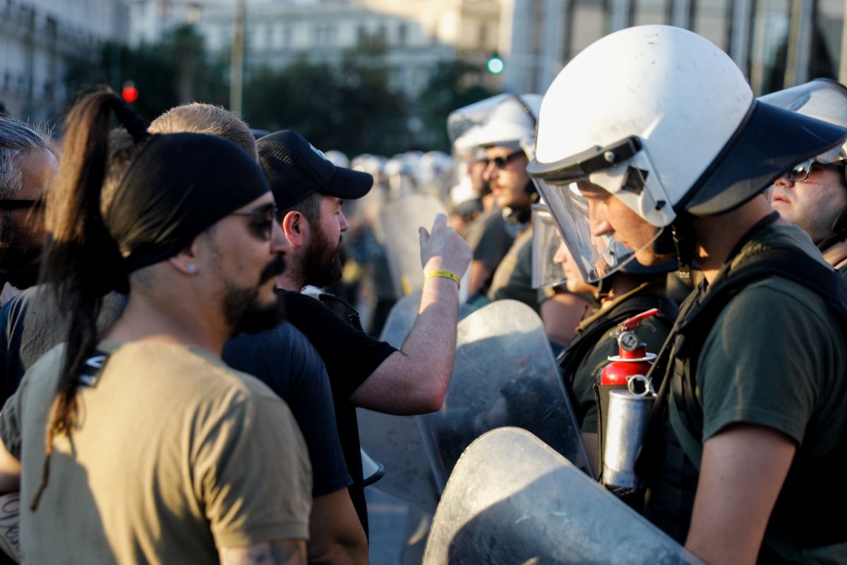 Εστίαση μέτρα: Κινητοποίηση έξω από τη Βουλή – Παρούσα η Αναστασία Γιούσεφ