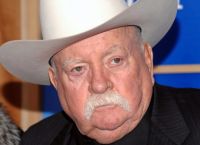 Wilford Brimley: Πέθανε ο ηθοποιός του Χόλιγουντ – Έπαιζε στις ταινίες Κοκούν και Φίρμα Wilford Brimley: Πέθανε ο ηθοποιός του Χόλιγουντ – Έπαιζε στις ταινίες Κοκούν και Φίρμα