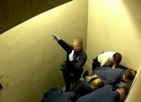 Αστυνομική βία Βέλγιο: Βίντεο δείχνει αστυνομικούς να χτυπούν πολίτη που πέθανε – Μία χαιρέτησε και ναζιστικά