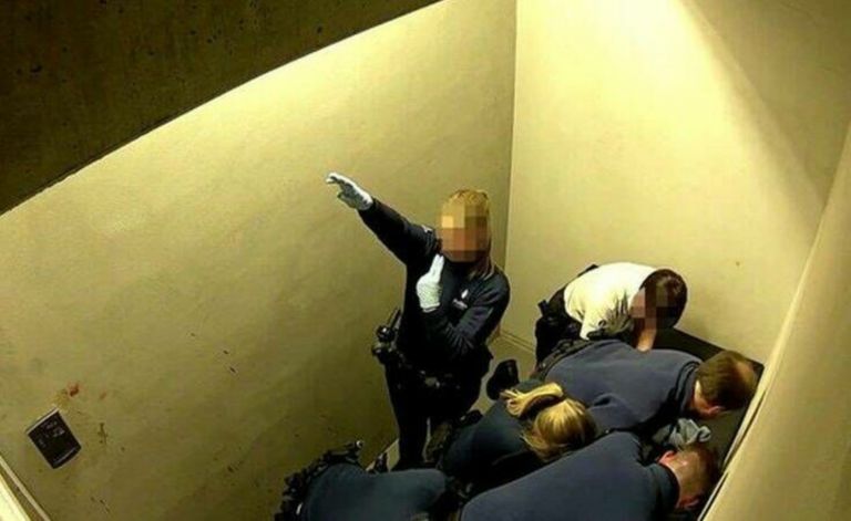 Αστυνομική βία Βέλγιο: Βίντεο δείχνει αστυνομικούς να χτυπούν πολίτη που πέθανε – Μία χαιρέτησε και ναζιστικά