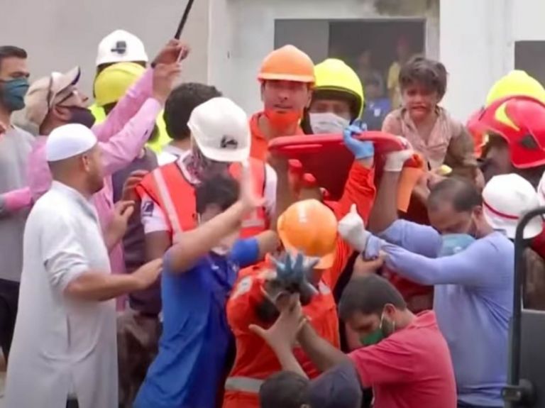Ινδία: 4χρονο παιδί ανασύρθηκε ζωντανό από συντρίμμια πολυκατοικίας [vid]