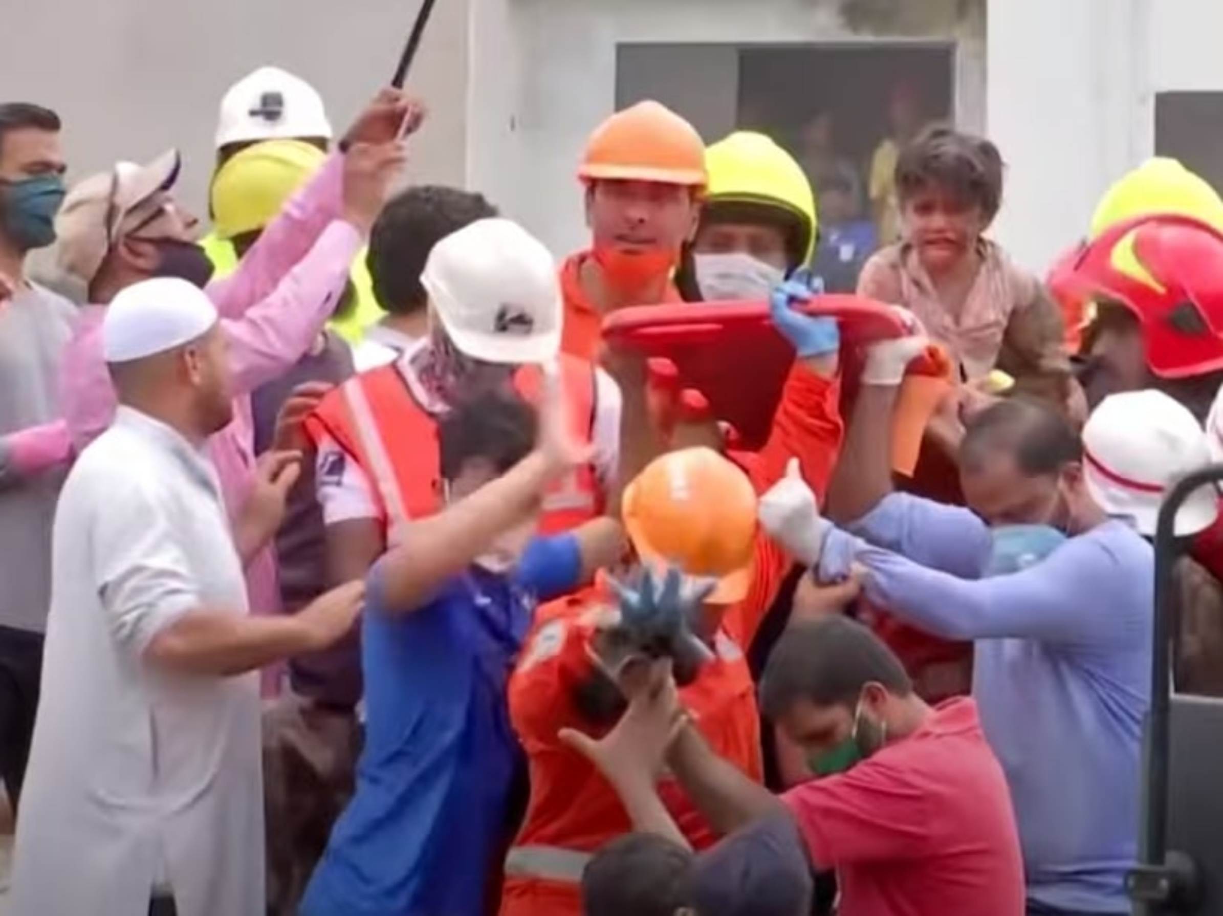 Ινδία: 4χρονο παιδί ανασύρθηκε ζωντανό από συντρίμμια πολυκατοικίας [vid]