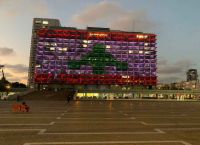 Ισραήλ: Στα χρώματα του Λιβάνου φωτίστηκε το δημαρχείο του Τελ Αβίβ