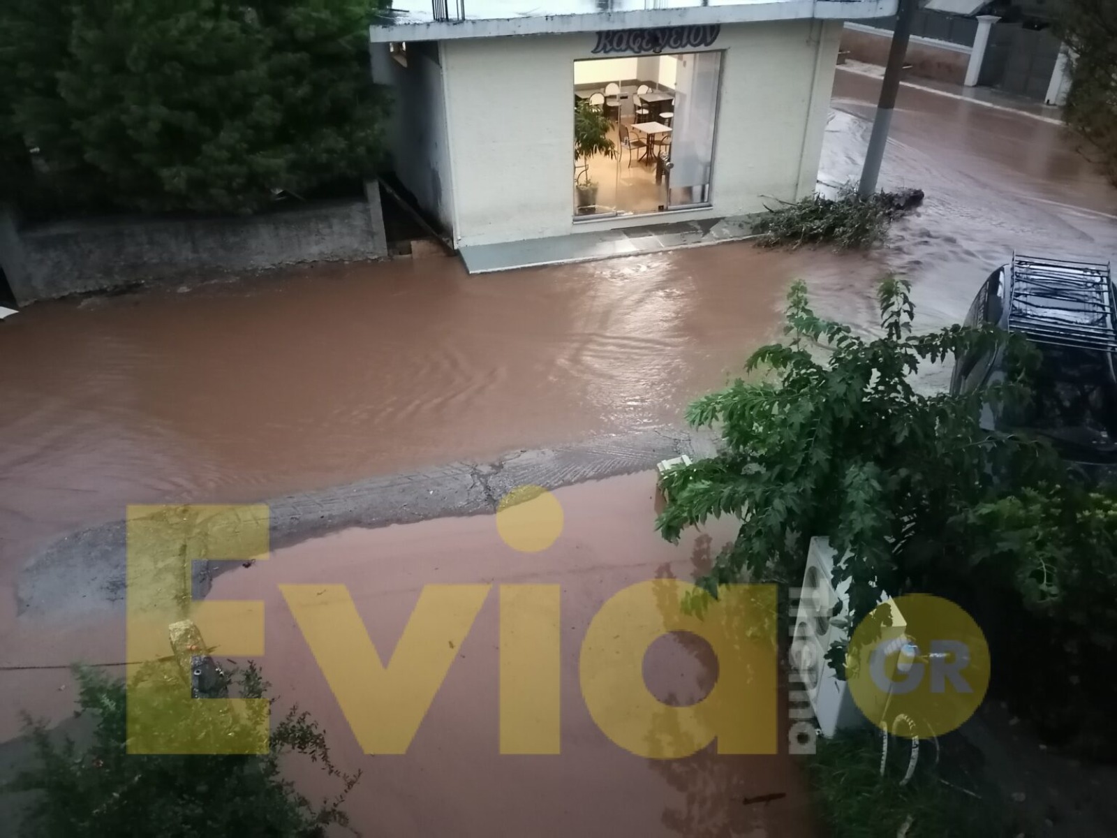Εύβοια πλημμύρες: Επιχείρηση απεγκλωβισμού με βάρκες και ελικόπτερα – Δύο νεκροί