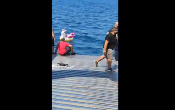 Διάσωση παιδιού από Ferry Boat: Είχε παρασυρθεί από ρεύματα στο Αντίρριο με το σωσίβιο τους