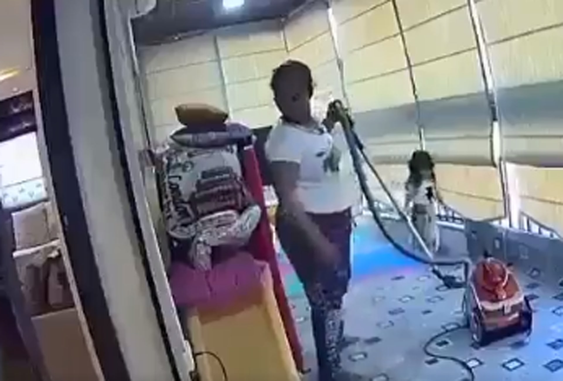 Έκρηξη Βηρυτός: Καρέ καρέ η διάσωση παιδιού από την ηρωίδα οικιακή βοηθό