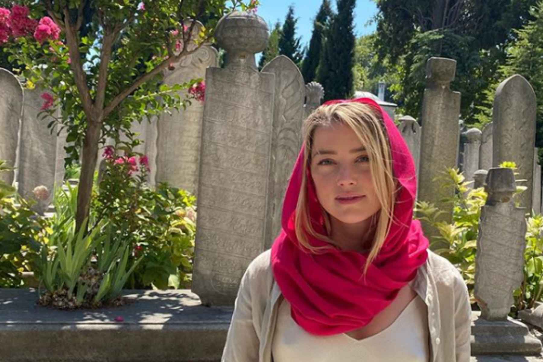 Άμπερ Χερντ: Χαμός στην Τουρκία – Μπήκε χωρίς σουτιέν σε τζαμί και τα «άκουσε»