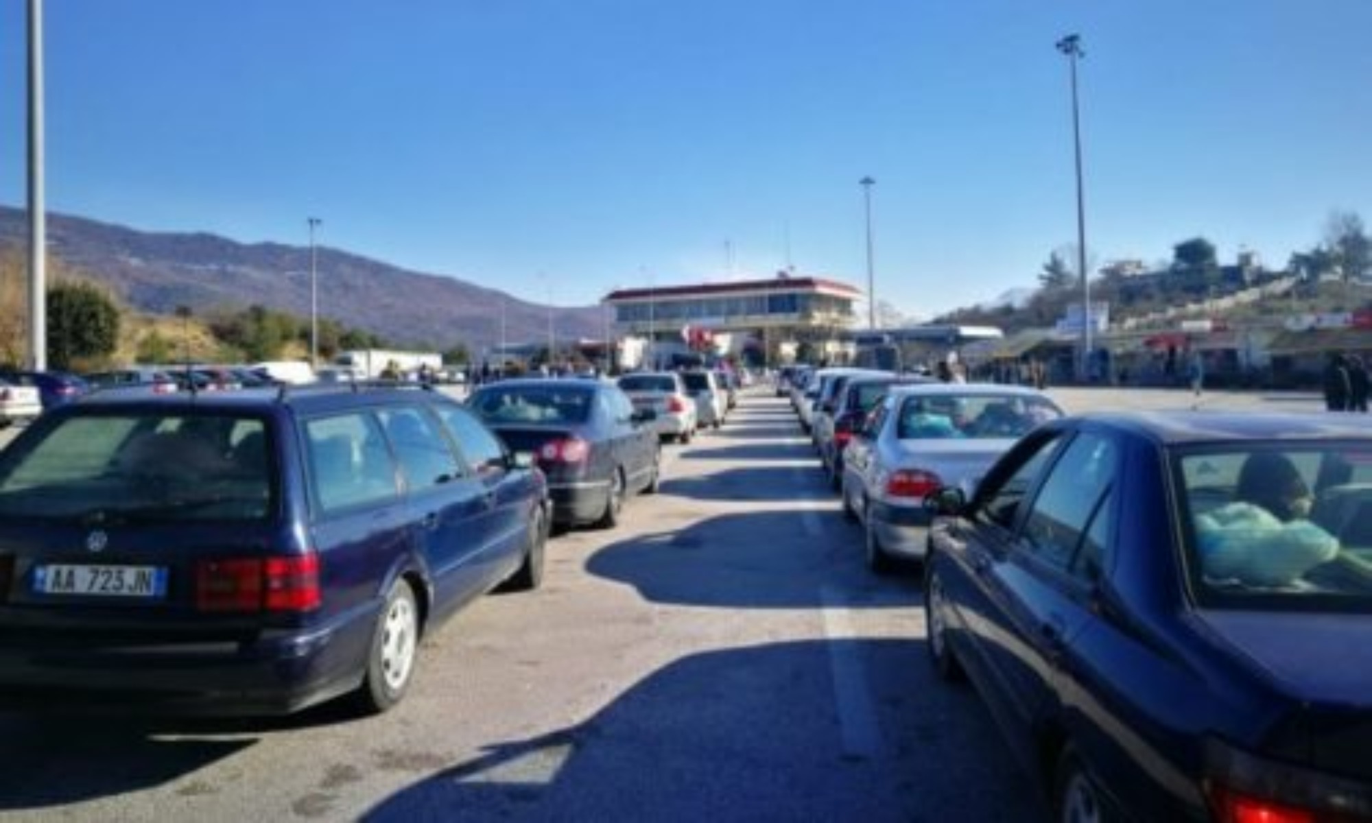 Κακαβιά: Ουρές χιλιομέτρων στα σύνορα – Νεκρό 10χρονο αγόρι που παρασύρθηκε από ασθενοφόρο