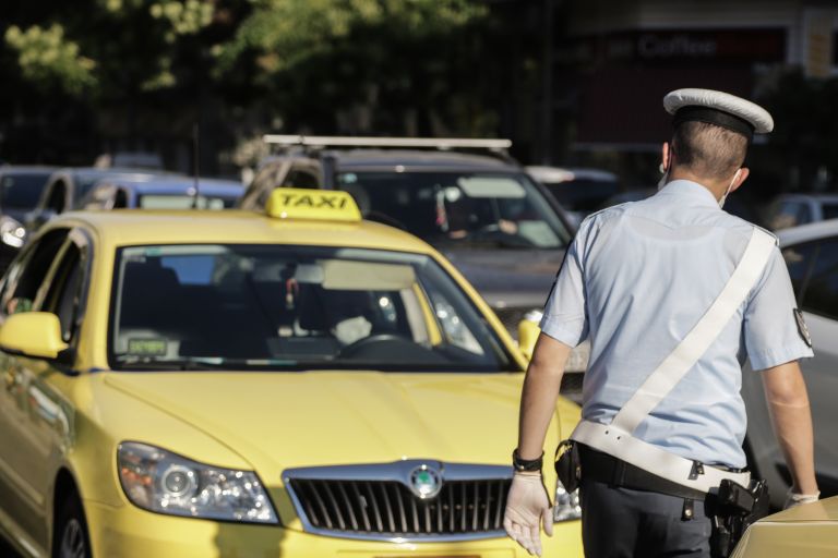 lockdown Ελλάδα: Τι αλλάζει στις μετακινήσεις με ΙΧ και ταξί – Αύξηση του ορίου επιβατών