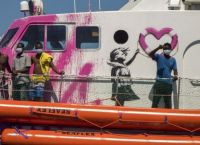 Πλοίο Banksy: Ιταλοί ακτοφύλακες μετέφεραν από το διασωστικό του διάσημου καλλιτέχνη γκράφιτι 49 μετανάστες Πλοίο Banksy: Ιταλοί ακτοφύλακες μετέφεραν από το διασωστικό του διάσημου καλλιτέχνη γκράφιτι 49 μετανάστες