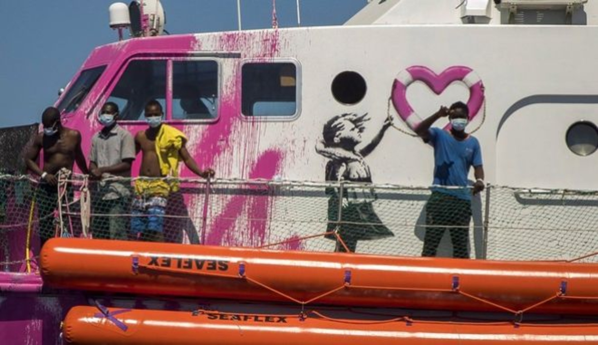 Πλοίο Banksy: Ιταλοί ακτοφύλακες μετέφεραν από το διασωστικό του διάσημου καλλιτέχνη γκράφιτι 49 μετανάστες