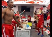 Άλβαρο Οντριοθόλα Μπάγερν: Όσο οι άλλοι πανηγυρίζουν το Champions League εκείνος καθαρίζει την κούπα